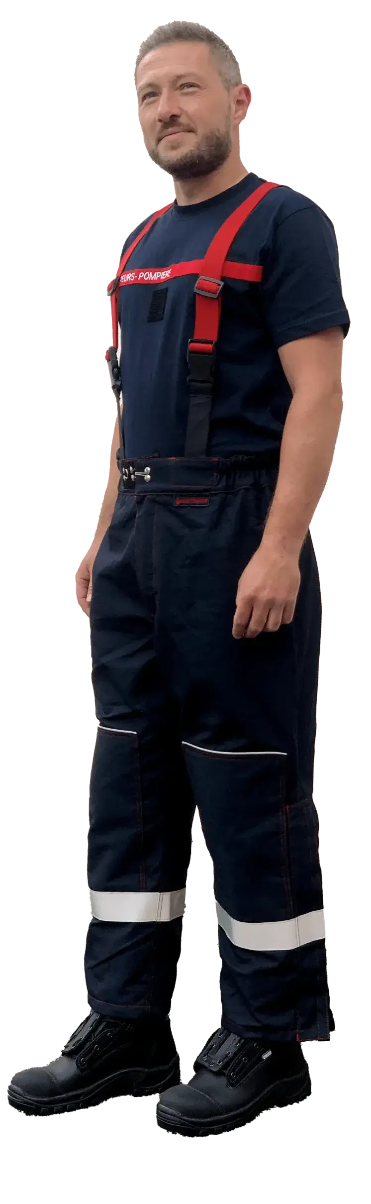 Pompier français avec pantalon de travail et t-shirt marine, prêt à l'action. (French firefighter with work pants and navy t-shirt, ready for action.)