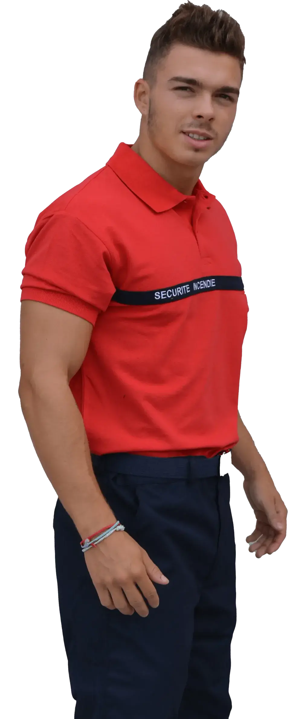 Jeune homme en tenue de prévention rouge et bleu, pour la sécurité ou le secourisme.